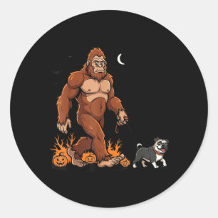 Adesivo Redondo Pug andando Bigfoot Halloween Cachorro Sasquatch E