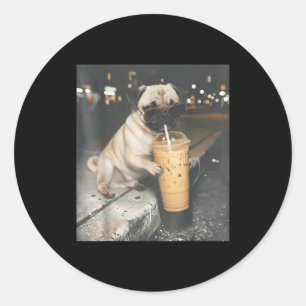 Adesivo Redondo Pug bebendo café gelado meme engraçado de animal c