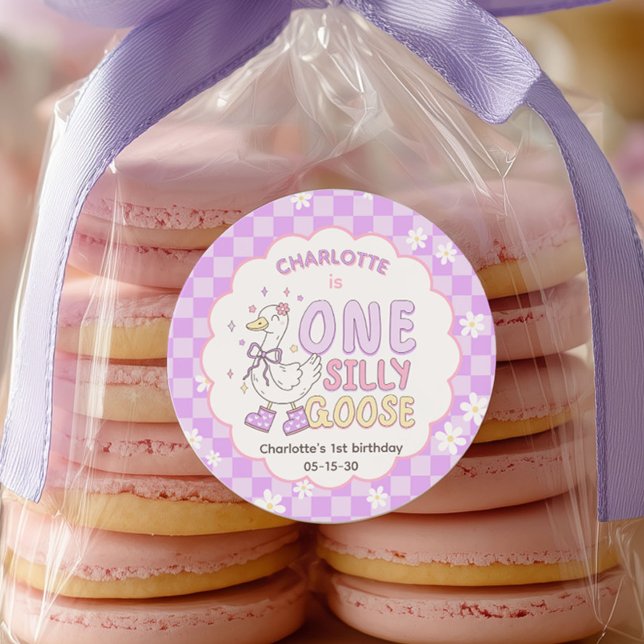 Adesivo Redondo Purple One Silly Goose - Girl's first birthday (Purple One Silly Goose. Girl First Birthday Birthday favor sticker.)