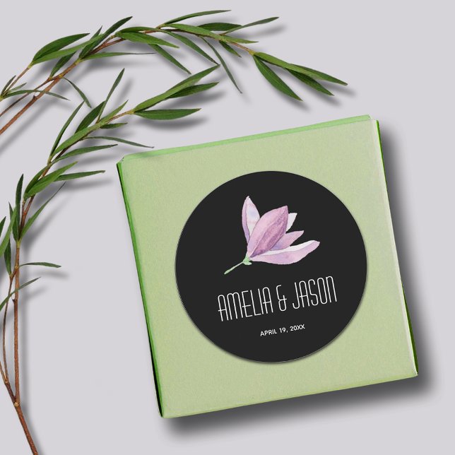 Adesivo Redondo Púrpura Magnolia Floral Weding Favor em Preto (Magnolia Floral Wedding Favor Black Round Stickers)