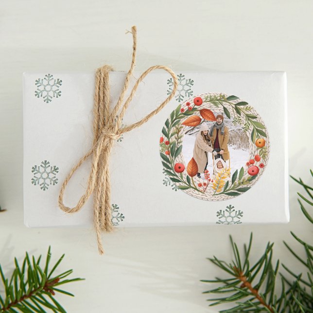 Adesivo Redondo Quadro de Fotografias de Feriado Cozy (Cozy Holiday Wreath Photo Frame Classic Round Sticker)