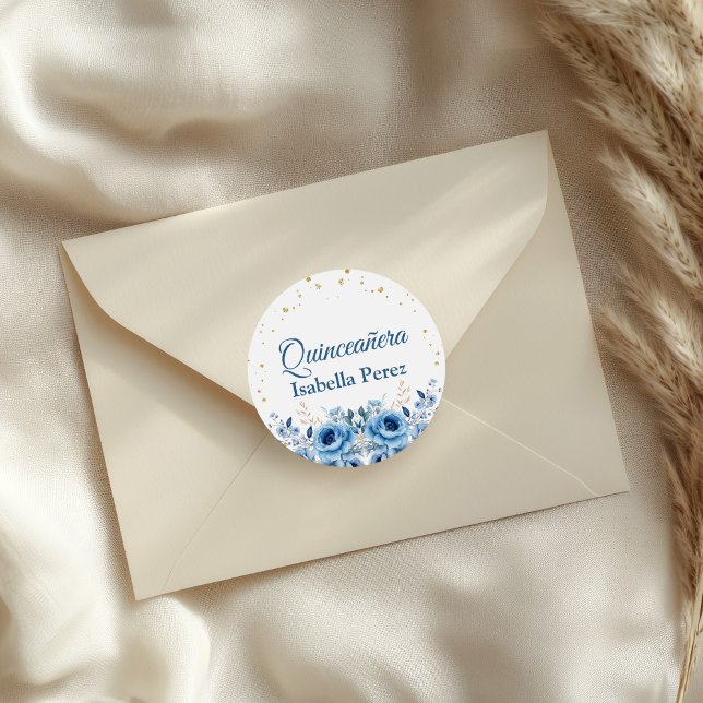 Adesivo Redondo Quinceanera azul claro, floral e Dourada (Light Blue Floral and Gold Glitter Quinceanera Classic Round Sticker on an elegant envelope.)