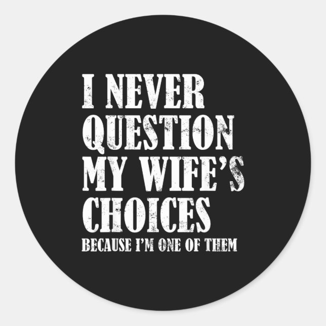 Adesivo Redondo Quote I Never Question My Wife's Choices Husband  (Frente)