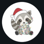 Adesivo Redondo Raccoon Christmas Snow Winter Raccoons<br><div class="desc">O racon a suavidade com luzes de fada. Animais engraçados com presentes e neve até as férias. Também é engraçado para o Natal em julho. Os guaxinins são animais doces e perfeitos para o Natal.</div>