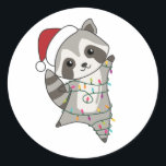 Adesivo Redondo Raccoon Christmas Snow Winter Raccoons<br><div class="desc">O racon a suavidade com luzes de fada. Animais engraçados com presentes e neve até as férias. Também é engraçado para o Natal em julho. Os guaxinins são animais doces e perfeitos para o Natal.</div>