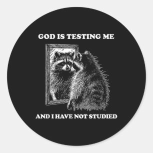 Adesivo Redondo Raccoon Meme Engraçado Dizer Que Deus Está Me Test