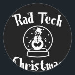 Adesivo Redondo Radiologia Tech Snow - Natal<br><div class="desc">Presente de Natal perfeito para este feriado para a tecnologia radiológica na sua vida. Presente perfeito para aqueles que trabalham no campo radiológico. Esqueleto engraçado de boneco de neve dentro de um globo de neve.</div>
