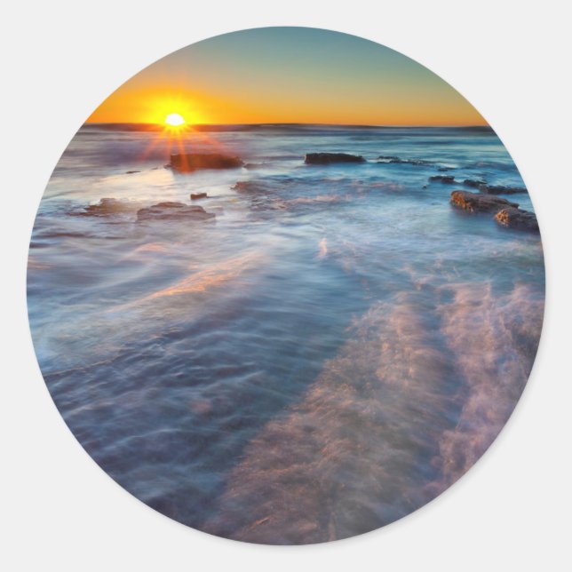 Adesivo Redondo Raios de sol iluminam o Oceano Pacífico (Frente)