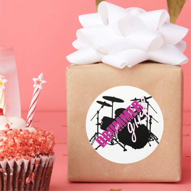 Adesivo Redondo Rapariga de Drummer com Texto Roxo e Grungue Negro (Festa)