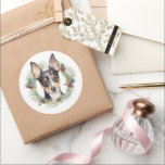 Adesivo Redondo Rat Terrier Christmas Wreath Festivo Pup<br><div class="desc">Procurando o presente de Natal perfeito para seu amigo peludo? Nosso presente de Natal é o que você precisa! Com um tema de Natal encantador, é o presente ideal para o seu querido animal de estimação. Quer você seja uma mãe de cachorro, pai de cachorro, ou simplesmente um amante de...</div>