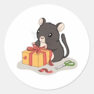 Adesivo Redondo Rato Fofo Envolvendo um Presente Sticker de Animal