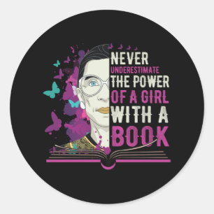 Adesivo Redondo RBG nunca subestima garota com livro