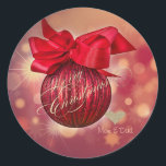 Adesivo Redondo Red Christmas Balls Bokeh Company<br><div class="desc">O brilho elegante falso coração de ouro e bolas de Natal em fundo vermelho.</div>