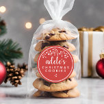 Adesivo Redondo Red Christmas Personalizado<br><div class="desc">Adicione um toque elegante às suas guloseimas de férias com estes adesivos de etiqueta de presente. O adesivo apresenta adesivos vermelhos,  bagas brancas,  roteiro e tipografia moderna. Esses adesivos aderirão bem a qualquer superfície — plástico,  sacos de presente de papel,  papelão ou vidro.</div>