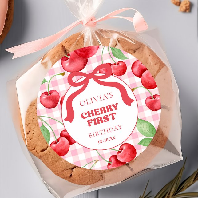 Adesivo Redondo Red Coquette Bow Cherry First Birthday Party (Criador carregado)