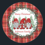 Adesivo Redondo Red Gnomos Christmas Holly Berry Wreath<br><div class="desc">Três gnomos bonitinhos desejando a todos um Feliz Natal dentro de uma coroa sagrada e de morango em um fundo festivo vermelho de cheque. O adesivo é personalizável. Basta clicar no botão "personalizar" e você pode alterar a saudação e o nome.</div>
