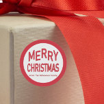 Adesivo Redondo Red Merry Christmas<br><div class="desc">Feliz adesivo de Natal para compartilhar o prazer da temporada. Personalizado com seu nome de família. Tipografia moderna,  simples e feliz. Vermelho e branco feriado. Excelente em pacotes que você dá aos outros. Também parece maravilhoso como um selo de envelope para adicionar um toque pessoal. Feliz Feriados!</div>
