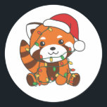Adesivo Redondo Red Panda Christmas Animais de inverno Red Pandas<br><div class="desc">O Panda Vermelha no Natal com luzes de fadas. Animais engraçados com presentes e neve nas férias. Uma doce saudação de Natal. Os pandas vermelhos são animais bonitos e perfeitos para o Natal.</div>