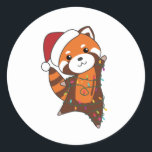 Adesivo Redondo Red Panda Christmas Snow Winter Animais Pandas<br><div class="desc">O panda vermelho para suavidade com luzes justas. Animais engraçados com presentes e neve até as férias. Também é engraçado para o Natal em julho. Os Pandas Vermelhos são animais doces e perfeitos para o Natal.</div>