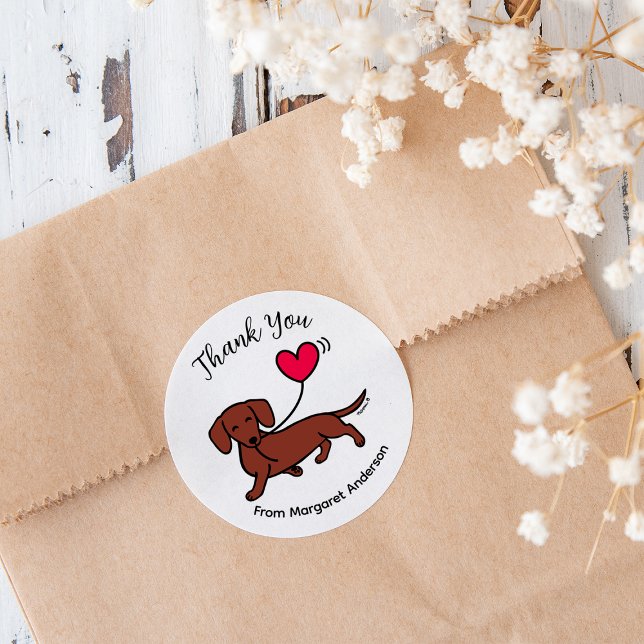 Adesivo Redondo Red Smooth Haired Dachshund Sorria Obrigado (Red Smooth Haired Dachshund Smiling Red Heart Balloon Thank You Sticker.  Cute Sausage Dog Cartoon.)