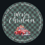 Adesivo Redondo Red Truck Green Christmas Return Labs<br><div class="desc">Crie lindas etiquetas de endereço de volta de Natal com um caminhão vermelho clássico em um padrão de xadrez de búfalo verde. Personalize facilmente estas etiquetas de Natal verdes com o nome e endereço da sua família.</div>