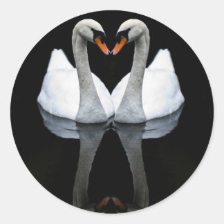 Adesivo Redondo Reflexões sobre amor, forma cardíaca, Cisnes branc