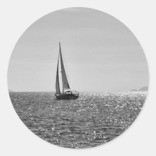 Adesivo Redondo Refrigere a foto moderna do barco de vela no verã
