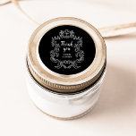 Adesivo Redondo Regal Black | Vintage Casamento-Quadro Barroco<br><div class="desc">Estes elegantes e luxuosos adesivos de casamento apresentam uma estrutura de arte de vintage com estilo barroco ornamentado. O design é branco sobre fundo preto escuro. A caligrafia moderna que diz "obrigado-te", e o texto clássico com os teus nomes, fazem disto uma escolha moderna, ainda que atualizada, para o teu...</div>