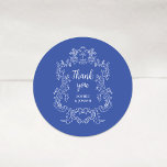 Adesivo Redondo Regal Blue | Vintage Casamento-Quadro Barroco<br><div class="desc">Estes elegantes e luxuosos adesivos de casamento apresentam uma estrutura de arte de vintage com estilo barroco ornamentado. O design é branco sobre fundo azul. A caligrafia moderna que diz "obrigado-te", e o texto clássico com os teus nomes, fazem disto uma escolha moderna, ainda que atualizada, para o teu casamento....</div>