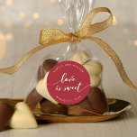 Adesivo Redondo Relax Script Love é Sweet Editable Color Weding<br><div class="desc">O adesivo de favor de casamento com as palavras "o amor é doce" em um texto cursivo relaxado em branco contra uma cor de fundo editável (clique em personalizar para acessar). Personalize-o substituindo o texto do marcador de posição. Para obter mais opções, como alterar a fonte e seu tamanho/cor, expanda...</div>