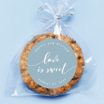 Adesivo Redondo Relax Script Love é Sweet Editable Color Weding<br><div class="desc">O adesivo de favor de casamento com as palavras "o amor é doce" em um texto cursivo relaxado em branco contra uma cor de fundo editável (clique em personalizar para acessar). Personalize-o substituindo o texto do marcador de posição. Para obter mais opções, como alterar a fonte e seu tamanho/cor, expanda...</div>