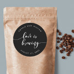 Adesivo Redondo Relax Script Love está criando casamento de cores<br><div class="desc">Vinheta de casamento com as palavras "Love is Brewing" em um texto cursivo relaxado em branco contra uma cor de fundo editável (clique em personalizar para acessar). Personalize-o substituindo o texto do marcador de posição. Para obter mais opções, como alterar a fonte e seu tamanho/cor, expanda a curva/contrato ou o...</div>