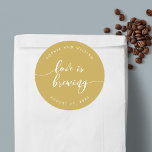 Adesivo Redondo Relax Script Love está criando casamento de cores<br><div class="desc">Vinheta de casamento com as palavras "Love is Brewing" em um texto cursivo relaxado em branco contra uma cor de fundo editável (clique em personalizar para acessar). Personalize-o substituindo o texto do marcador de posição. Para obter mais opções, como alterar a fonte e seu tamanho/cor, expanda a curva/contrato ou o...</div>