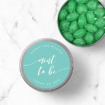 Adesivo Redondo Relaxe a Mensagem de Script para Ser Editável Colo<br><div class="desc">Vinheta de casamento com as palavras "mint to be" em um script cursivo relaxado em branco contra uma cor de fundo editável (clique em personalizar para acessar). Personalize-o substituindo o texto do marcador de posição. Para obter mais opções, como alterar a fonte e seu tamanho/cor, expanda a curva/contrato ou o...</div>