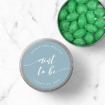 Adesivo Redondo Relaxe a Mensagem de Script para Ser Editável Colo<br><div class="desc">Vinheta de casamento com as palavras "mint to be" em um script cursivo relaxado em branco contra uma cor de fundo editável (clique em personalizar para acessar). Personalize-o substituindo o texto do marcador de posição. Para obter mais opções, como alterar a fonte e seu tamanho/cor, expanda a curva/contrato ou o...</div>
