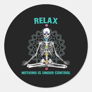 Adesivo Redondo Relaxe Nada Está Sob Controle Esqueleto Meditando