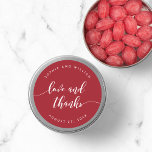 Adesivo Redondo Relaxe o casamento de cores personalizadas de Obri<br><div class="desc">Vinheta de favor de casamento com as palavras "amor e obrigados" em um texto cursivo relaxado em branco contra uma cor de fundo editável (clique em personalizar para acessar). Personalize-o substituindo o texto do marcador de posição. Para obter mais opções, como alterar a fonte e seu tamanho/cor, expanda a curva/contrato...</div>