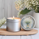 Adesivo Redondo Respiração de Rustic Mason Jar Baby Obrigado Sti<br><div class="desc">Adicione um toque sincero aos favores do seu casamento com este obrigado rústico que você cola, com um frasco de pedras cheio de ar delicado de bebê e luzes brilhantes de cordas. Perfeito para selar bolsas, potes ou caixas em casamentos de celeiro, festas de campo ou recepções ao ar livre....</div>