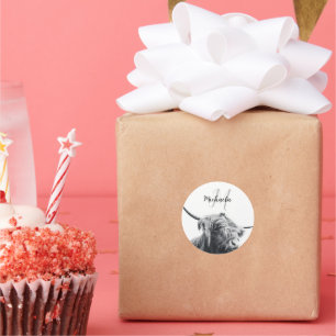 Adesivo Redondo Retrato da vaca em terras altas monograma inicial 