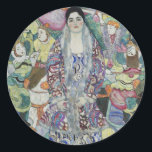 Adesivo Redondo Retrato de Friederike Maria Beer por Gustav Klimt<br><div class="desc">Retrato de Friederike Maria Beer (1916) por Gustav Klimt é uma pintura de retrato de arte vitoriana do simbolismo da era vitoriana. Friederike-Maria pediu que Klimt a pintasse num vestido de oficina vienense que ela vestia exclusivamente. Klimt decidiu que deveria vestir seu dentro de casaco de pelo para fora para...</div>