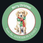 Adesivo Redondo Retriever ouro em Red and Green Christmas Scarf<br><div class="desc">Uma imagem de um Ouro adorável cão de varejo vestindo um lenço vermelho e verde de inverno está no centro deste adesivo de Férias. A imagem é emoldurada numa borda verde circular que contém o texto personalizado em branco. Perfeito para cartões de Natal,  correspondência e pacotes de presentes.</div>