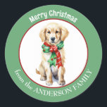 Adesivo Redondo Retriever ouro em Red and Green Christmas Scarf<br><div class="desc">Uma imagem de um Ouro adorável cão de varejo vestindo um lenço vermelho e verde de inverno está no centro deste adesivo de Férias. A imagem é emoldurada numa borda verde circular que contém o texto personalizado em branco. Perfeito para cartões de Natal, correspondência e pacotes de presentes.</div>