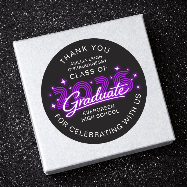 Adesivo Redondo Retro 80s Neon Purple Graduation Thank You (Criador carregado)