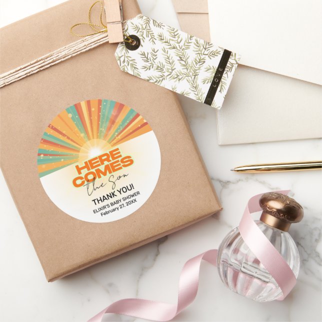 Adesivo Redondo Retro Aqui Vem O Chá de fraldas Filho (Presentear)