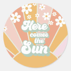 Adesivo Redondo Retro Aqui vem o Sol Daisy boho aniversário