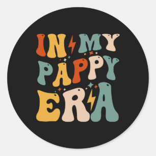 Adesivo Redondo Retro Groovy Na Era do Meu Papai Dia dos Pais Engr