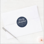 Adesivo Redondo Retro Merry Christmas marinho blue return address<br><div class="desc">Feliz Natal em um doce roteiro com seu endereço de retorno torna o perfeito cúmplice do cartão de Natal. O script se coordena com o cartão com fotos de Natal do Script de Feliz de Lea Delaveris. O fundo azul é clássico, mas também está disponível em outras cores festivas. Esta...</div>