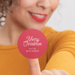 ADESIVO REDONDO RETRO MERRY CHRISTMAS TYPOGRAPHY EM VERMELHO<br><div class="desc">Feliz Natal,  personalizável,  tipografia retrorreflectora branca num fundo vermelho.</div>