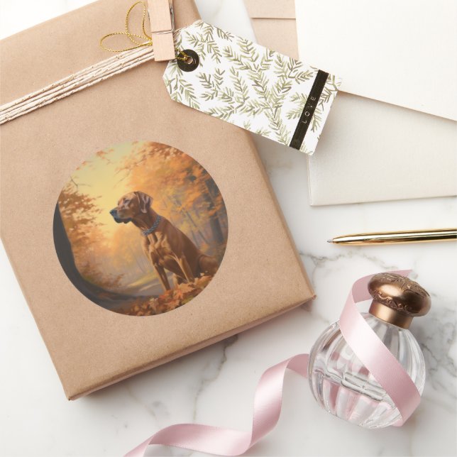 Adesivo Redondo Ridgeback rodesiano em Folhas de outono inspira-se (Presentear)