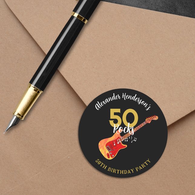 Adesivo Redondo Rock and Roll 50th Festa de aniversário (50 Rocks cool 50th birthday party sticker with funky flame guitar personalized name gold and black )